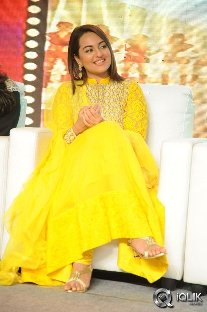 Sonakshi-Sinha-at-Lingaa-Movie-Audio-Success-Meet